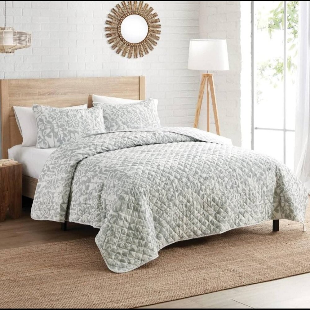 NEW Grey Quilt for Queen Bed – 3-Piece Bedspread Coverlet and Shams